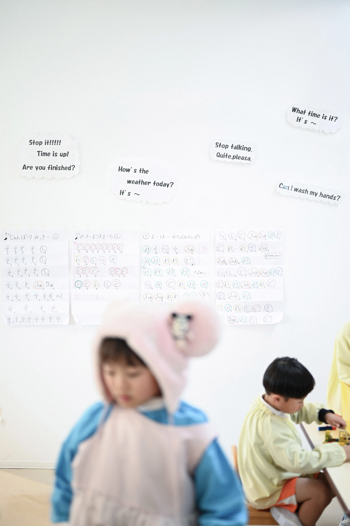 前嶋学園の教室で子どもたちが遊んでいるところ