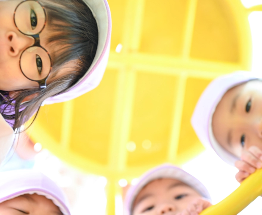 子どもたちが窓に向かって遊んでいる画像