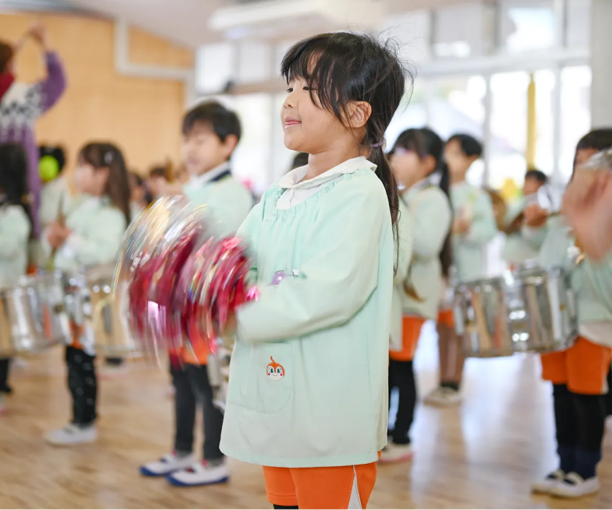 子どもが体育館で遊んでいる写真