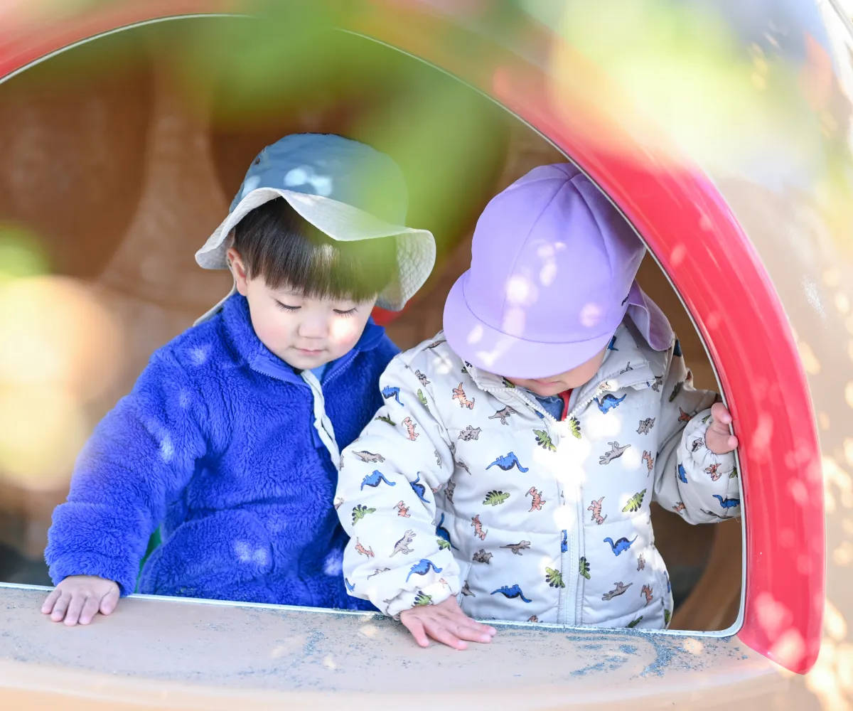 園庭にあるトンネルで遊んでいる写真