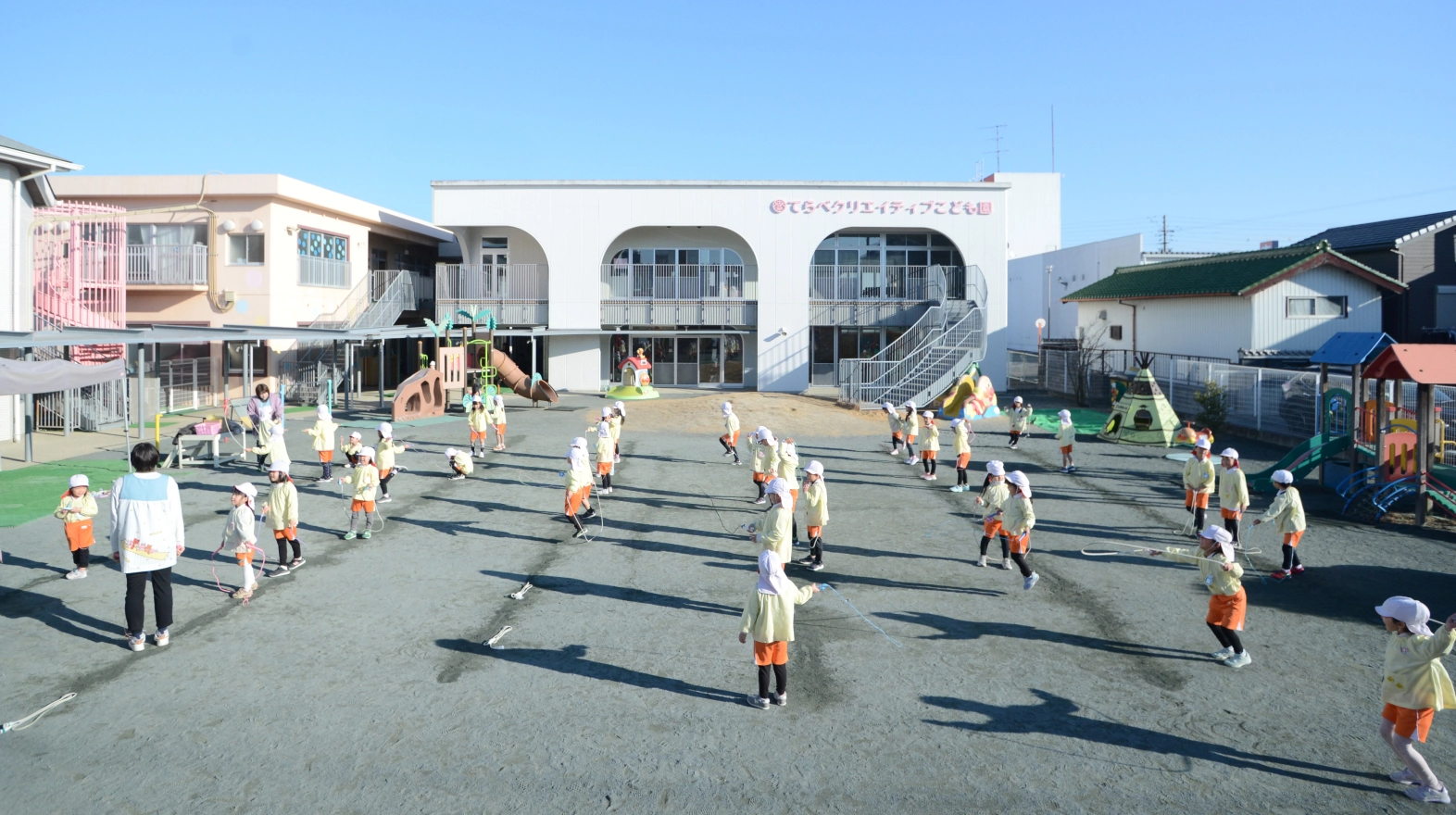 てらべクリエイティブこども園の園庭で子どもたちが遊んでいる画像